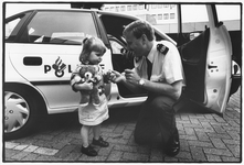 351542 Afbeelding van politieagent Peter Keijzer van het politiedistrict Vecht en Venen te Maarssen die een knuffelbeer ...